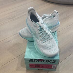 Brooks Women's White and Light Blue Athletic Shoes